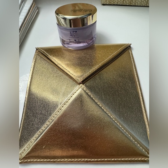Mugler Accessories - Thierry Mugler ALIEN bundle for the senses with Golden Clutch Bag